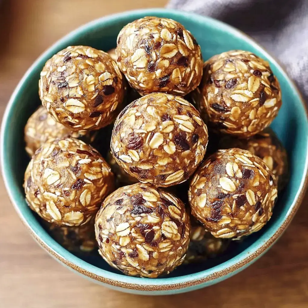 Eine Schüssel voller Hafer-Energyballs mit Schokolade.